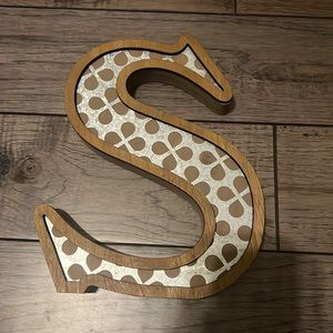 Freestanding letter
